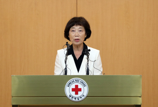 김선향 대한적십자사 회장 직무대행이 17일 오전 서울 중구 대한적십자사에서 이산가족 상봉 추진을 위한 남북적십자회담 개최를 북한에 제의하고 있다.